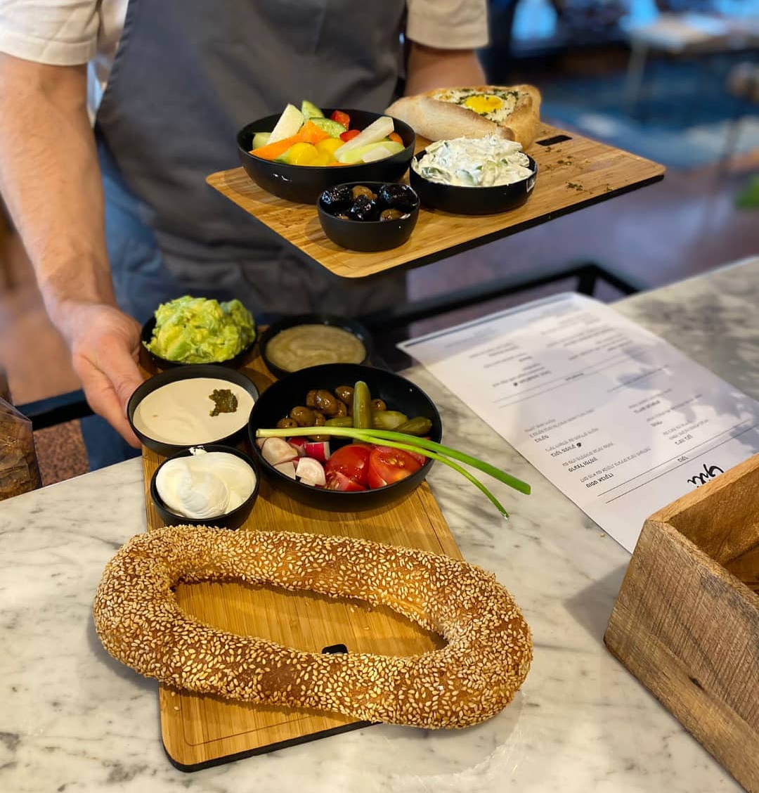בייגל וסלטים בקפה גילי בתל אביב. מתוך האינסטגרם @gilicoffeehouse