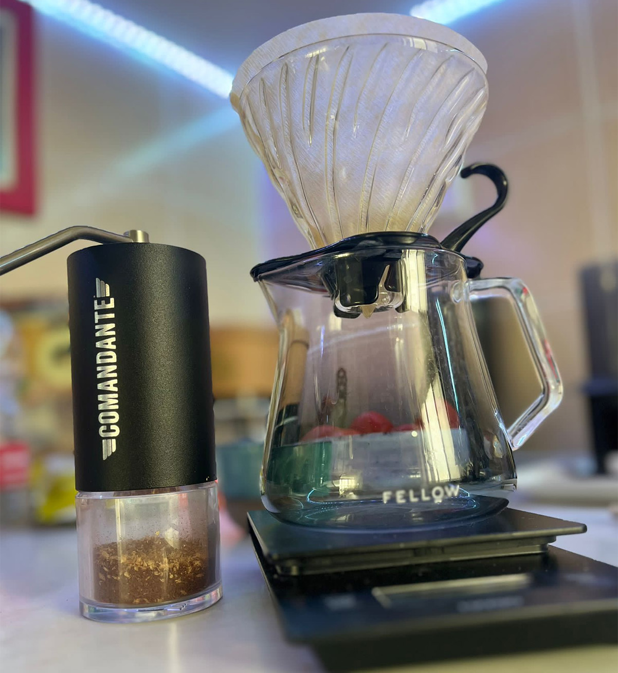 דריפר קפה פילטר Hario Switch ומטחנת Comandante ידנית. צילום: אנירן ארליך