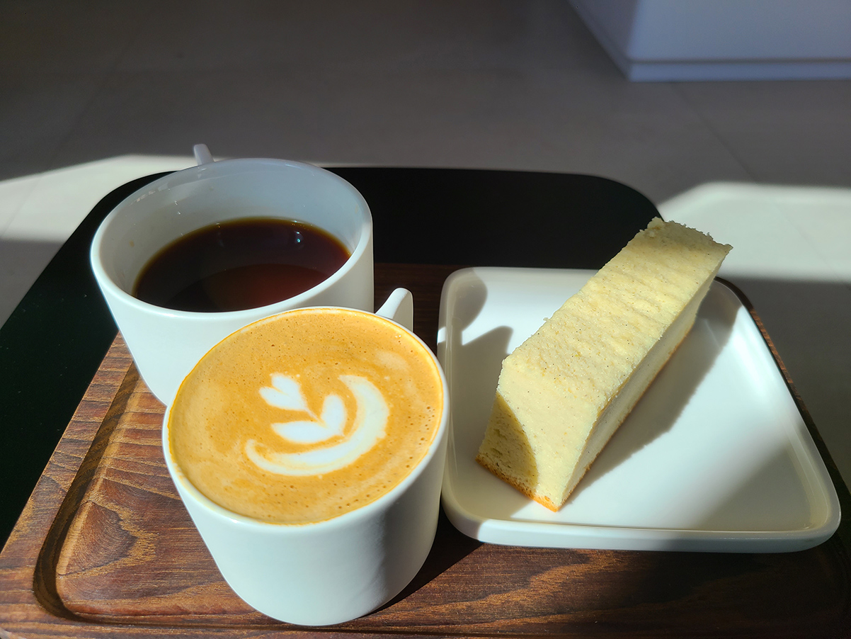 קפה ועוגת קסטלה יפנית ב-HOC פלורנטין. צילום: מגזין שותים