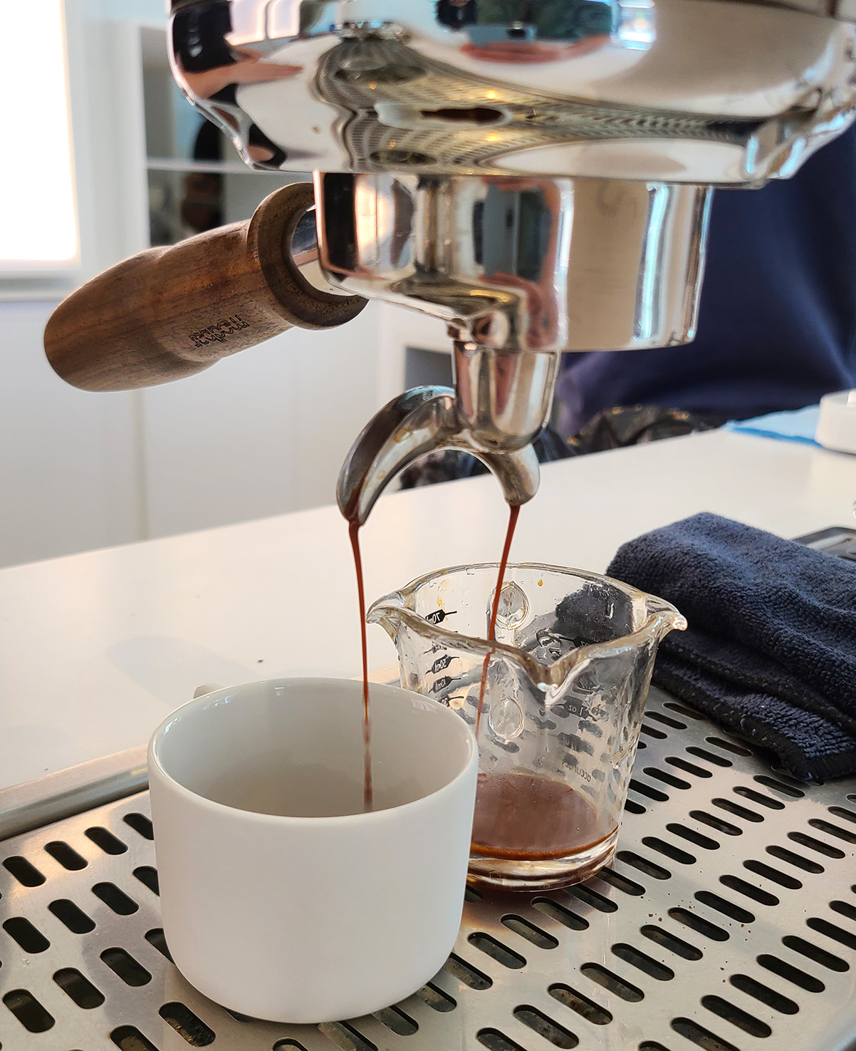 אספרסו ממכונת La Marzocco Modbar בהוק פלורנטין. צילום: מגזין שותים