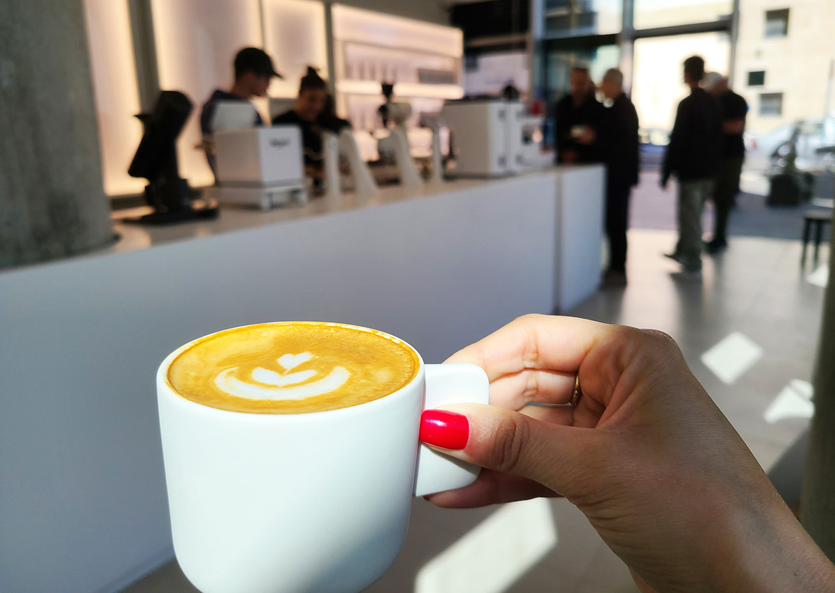 פלאט ווייט בבית הקפה הוק בפלורנטין. צילום: מגזין שותים