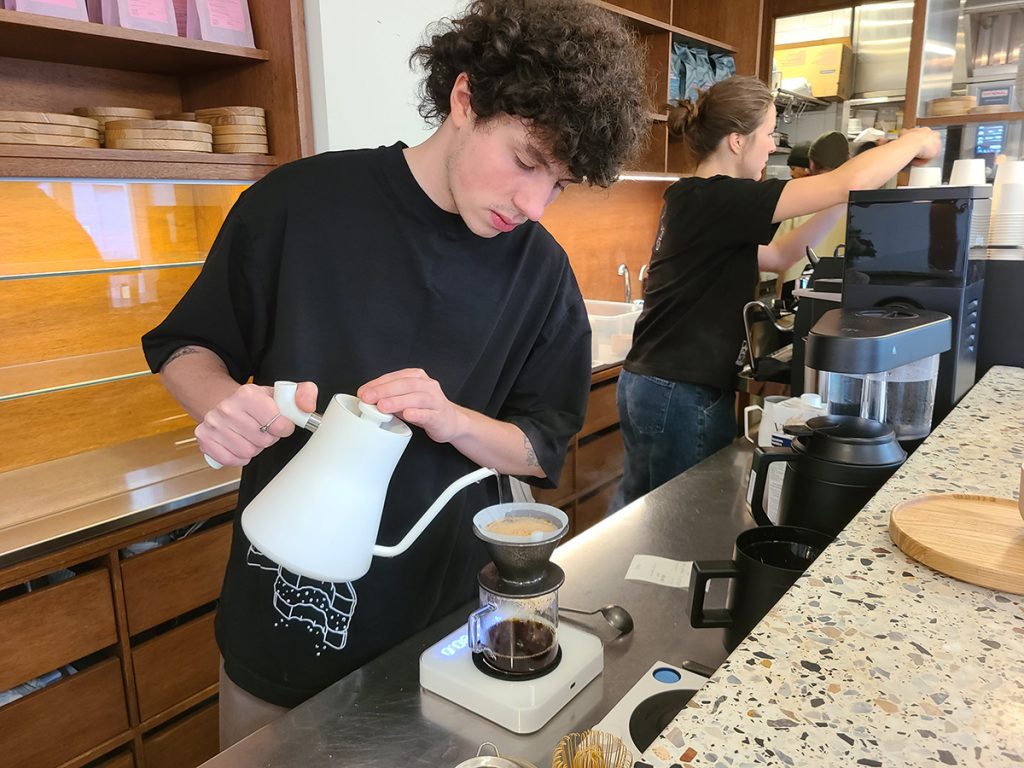 בריסטה מכין קפה פילטר ב-house of coffee טרומפלדור בתל אביב. צילום: מגזין שותים