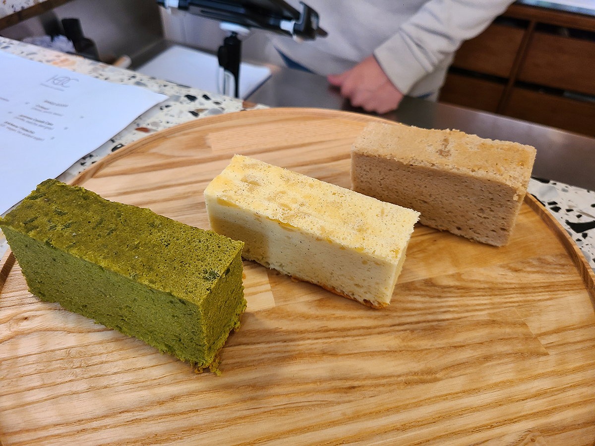 עוגות קסטלה יפניות בהוק, מימין: ארל גריי, וניל ומאצ'ה. צילום: מגזין שותים