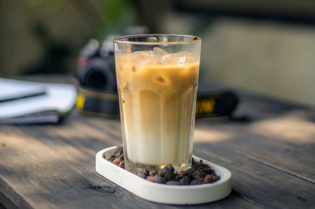 קפה בריאות: כוס קפה קר עם קרח וחלב. צילום: Sultan Basmallah