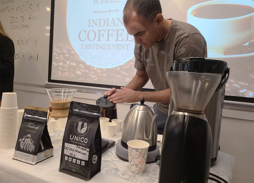 אורי קטן בטעימות של קפה ערביקה הודי. צילום: מגזין שותים