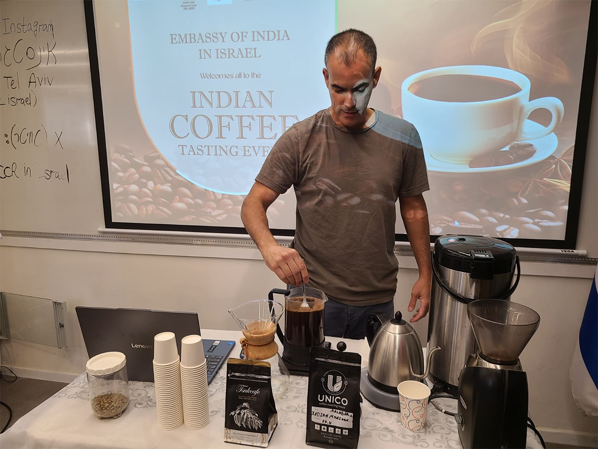 אורי קטן מכין טעימות של קפה ערביקה מהודו באירוע של שגגירות הודו בישראל במשרדי לשכת המסחר ישראל-אסיה. צילום: מגזין שותים