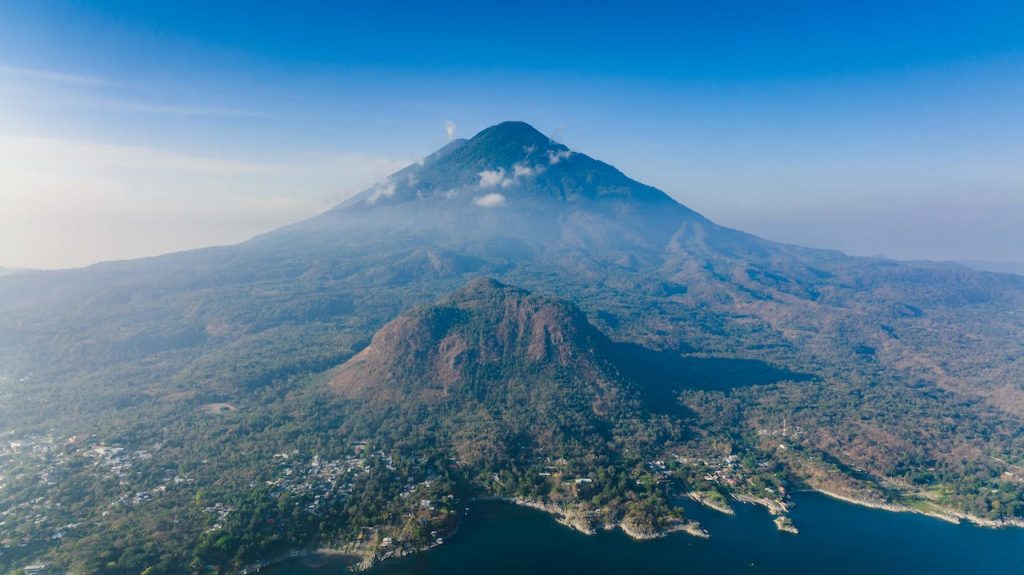 הר מראפי, הר געש שכבתי במרכז האי ג'אווה באינדונזיה. צילום: Kelly