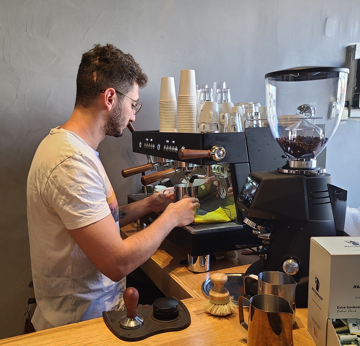 הבריסטה ירון שפירו מכין קפה במגונה של אסקסו. צילום: מגזין שותים