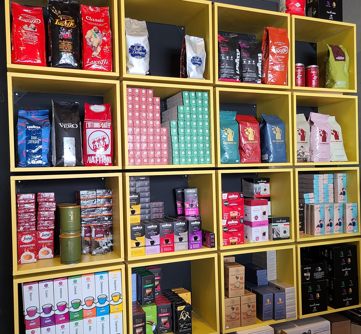 מבחר פולי קפה וקפסולות בחנות אישקפה. צילום: מגזין שותים