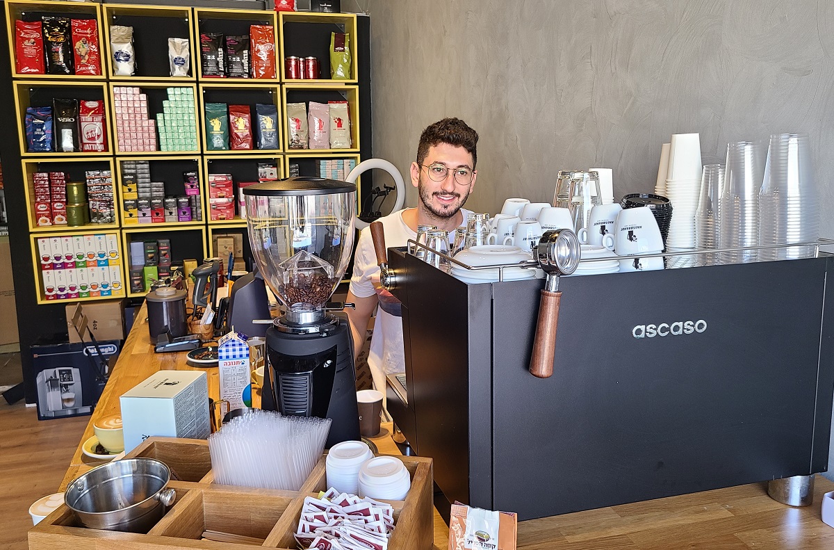 ירון שפירו בחנות אישקפה בראשון לציון. צילום: מגזין שותים