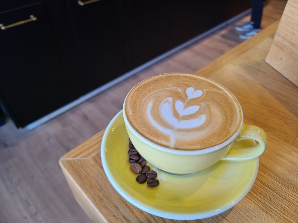 כוס קפוצ'ינו עם לאטה ארט בחנות אישקפה. צילום: מגזין שותים