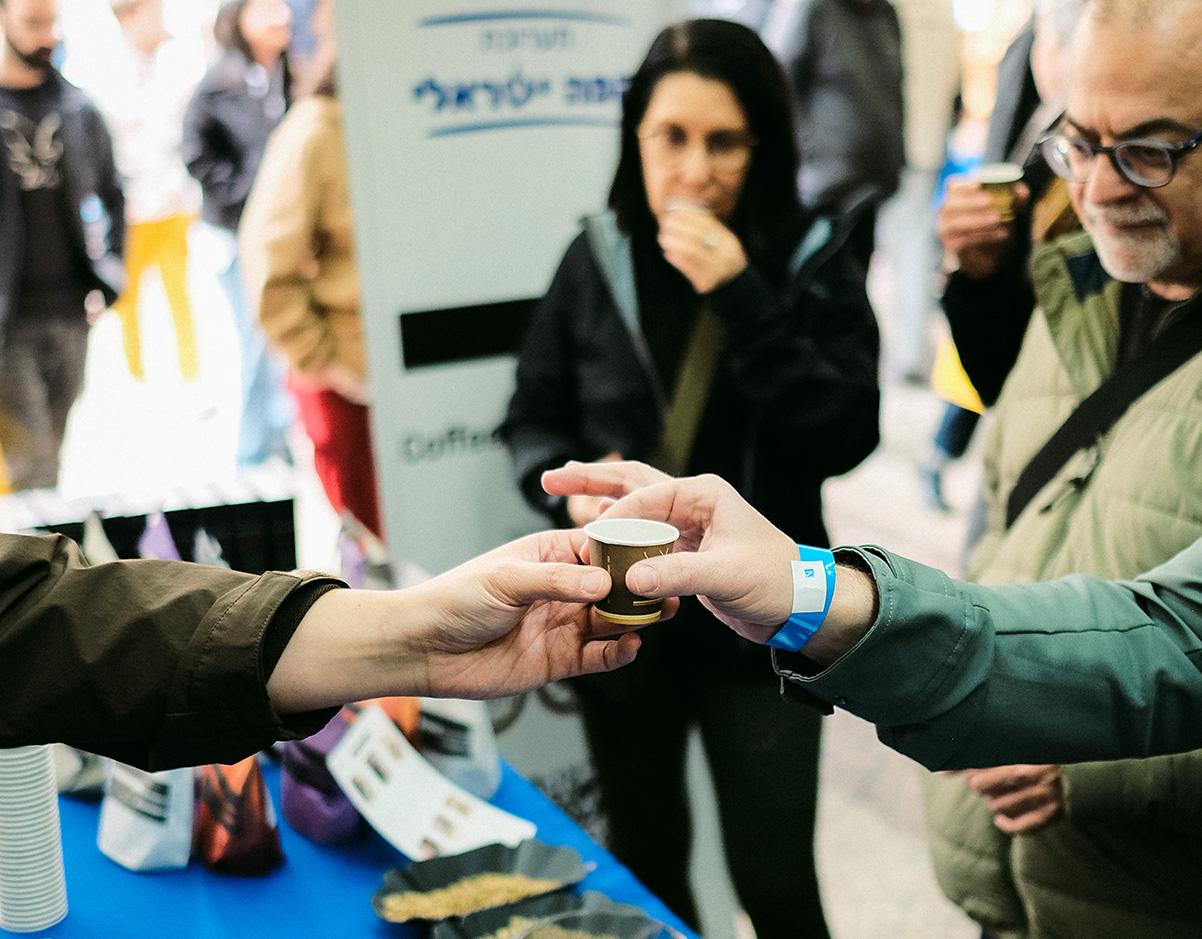 מחלקים טעימות בתערוכת "קפה ישראלי" 2025 של מגזין שותים. צילום: מיכאל גובורקו