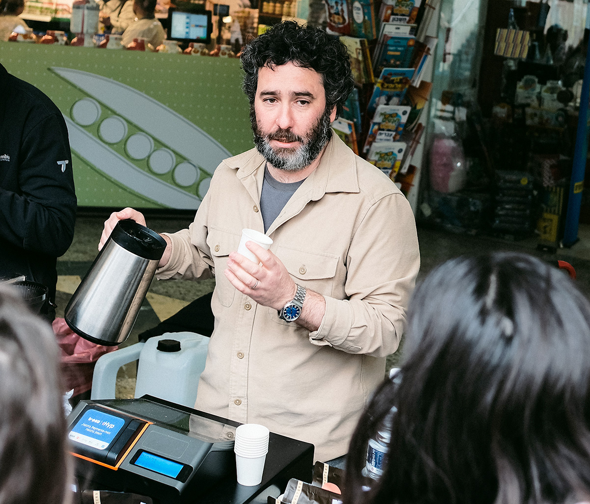 אנטון מבית הקלייה Jera בתערוכת "קפה ישראלי" של מגזין שותים 2025. צילום: מיכאל גובורקו