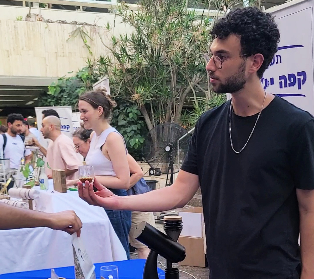 הבריסטה יותם גולדפרב בדוכן של תחרות "הקפה הטוב" בתערוכת "קפה ישראלי" 2026 (צילום: הוד אסולין)