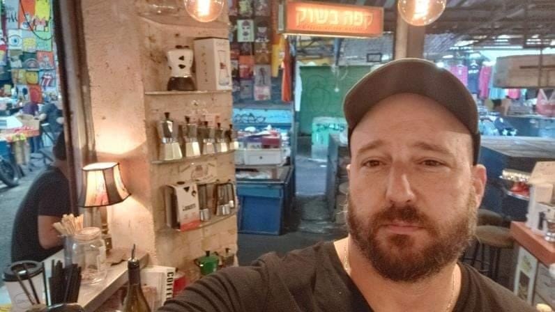 איתי שקד מנהל חנות קפה בשוק הכרמל. צילום: איתי שקד