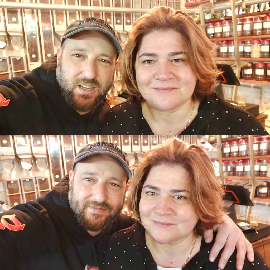 איתי שקד עם הלקוחה איריס בחנות הקפה בשוק הכרמל. צילום: איתי שקד