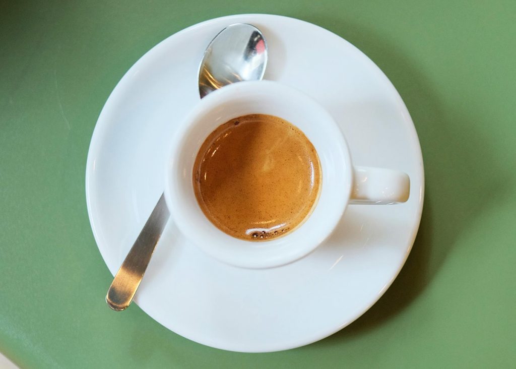 כוס אספרסו עם קרמה יפה. צילום: 세훈 예