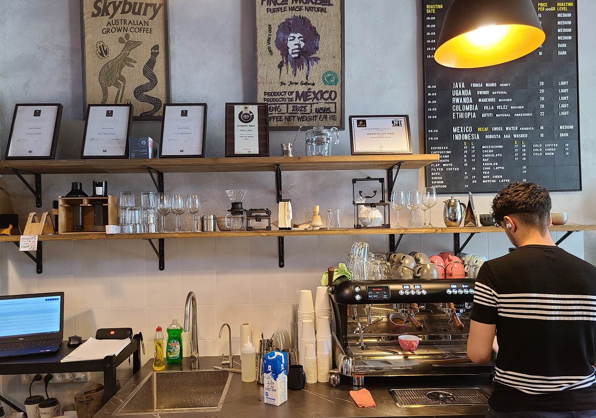 בריסטה מכין קפה בבית הקלייה של קפה Jera. צילום: מגזין שותים
