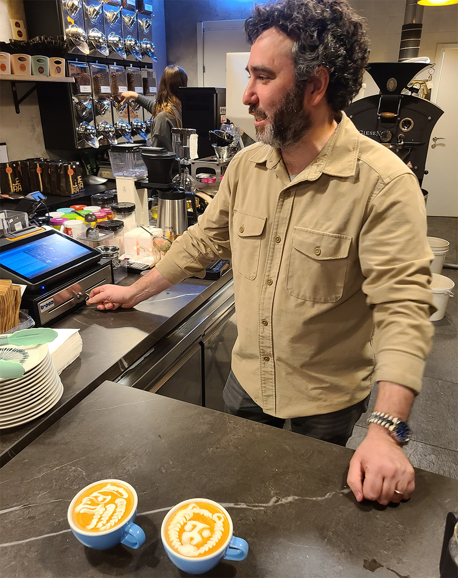 אנטון מ-Jera Coffee Shop ושתי כוסות קפוצ'ינו עם לאטה ארט. צילום: מגזין שותים