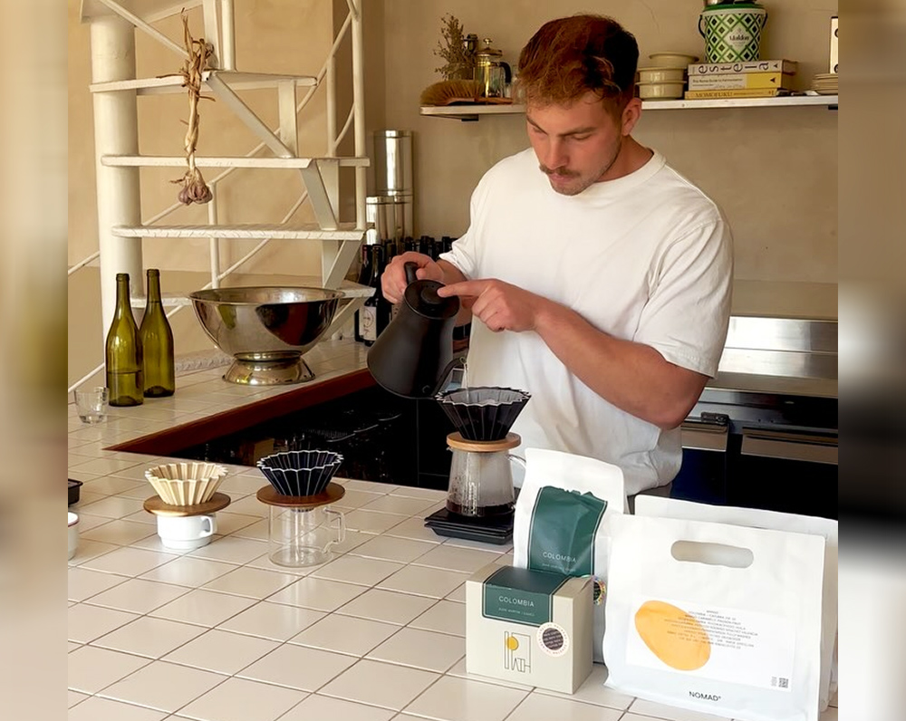 הבריסטה יונתן מישביץ מכין קפה פילטר. צילום: מהאינסטגרם של flor.telaviv