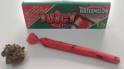 נייר גלגול בטעם אבטיח של Juicy Jay's. צילום: שותים
