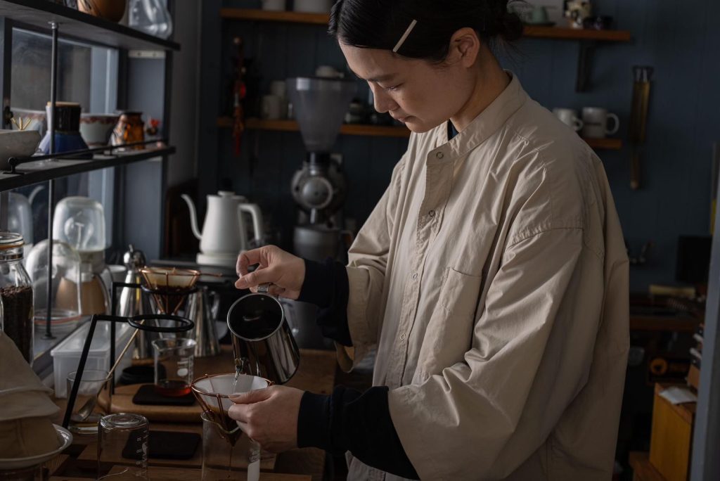 בריסטה מכינה קפה פילטר בבית הקלייה IFNi ביפן. צילום: דן פרץ