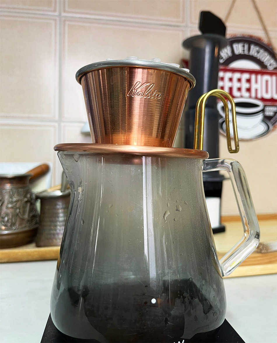 קפה פילטר עם דריפר של Kalita. צילום: אנירן ארליך