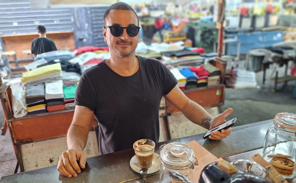 שדכן האמנות אליעד יהלום בקפה בשוק. צילום: איתי שקד