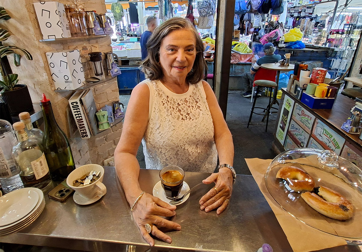 אילנה ברנד בקפה בשוק בתל אביב (צילום: איתי שקד)