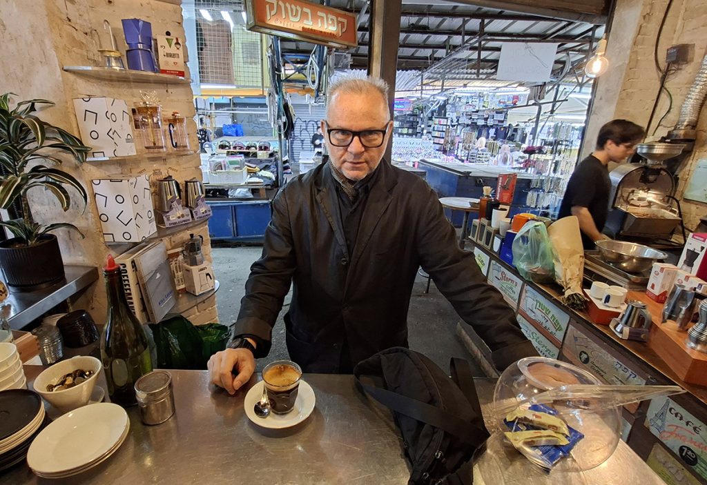 מאסטרו ניר ברנד עם אמריקנו בקפה בשוק. צילום: איתי שקד