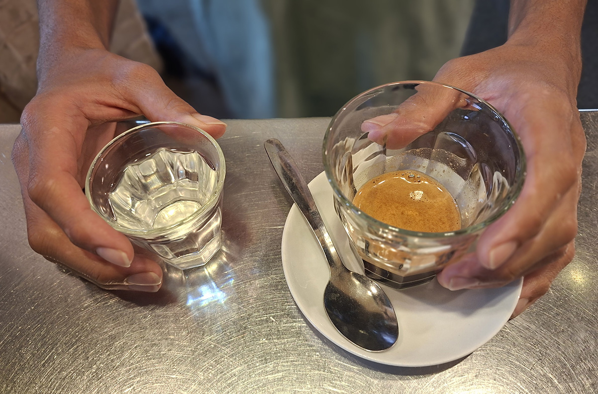 אספרסו כפול עם קצת מים חמים בצד (צילום: איתי שקד)