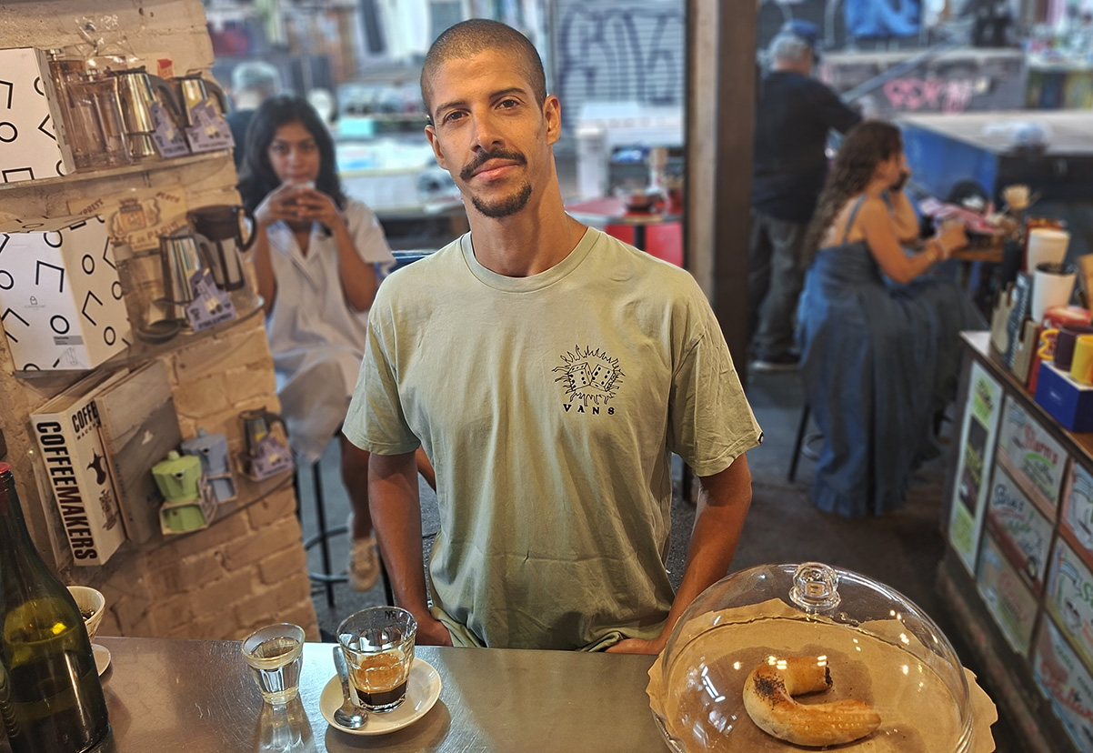 הרקדן אורי משה עפרי בקפה בשוק (צילום: איתי שקד)