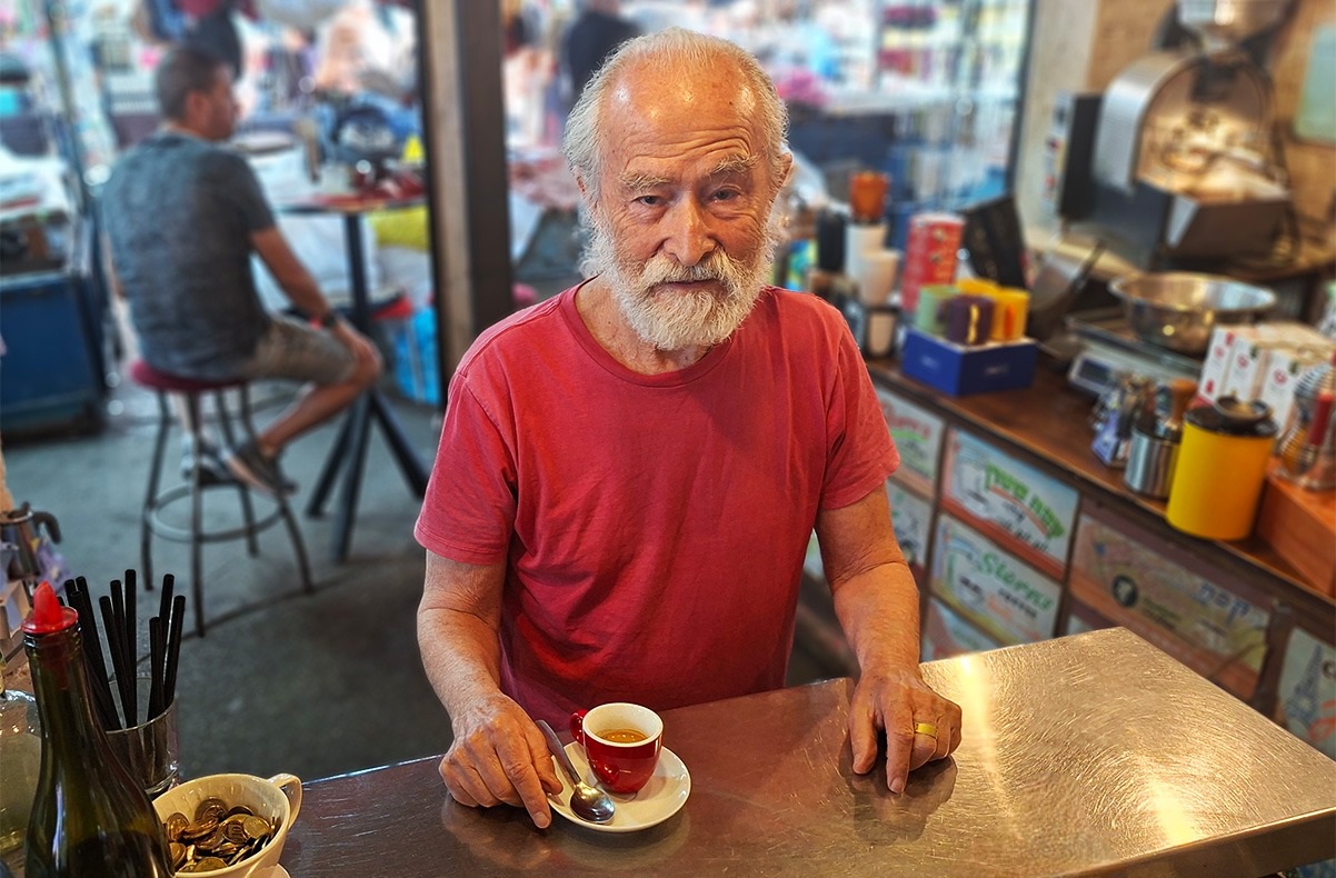 "נולדתי בכיכר דיזנגוף. 62 שנה אני מצלם, מהוותיקים בארץ" - צחי אוסטרובסקי (צילום: איתי שקד)