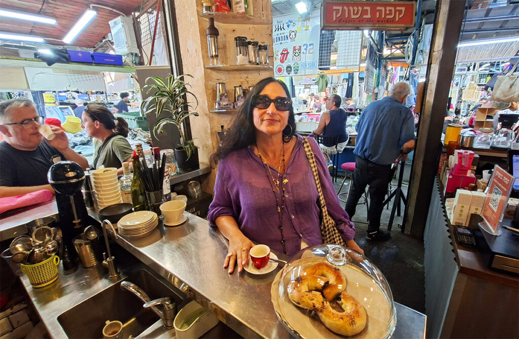 המחזאית והעורכת יוספה אבן-שושן בקפה בשוק הכרמל (צילום: איתי שקד)