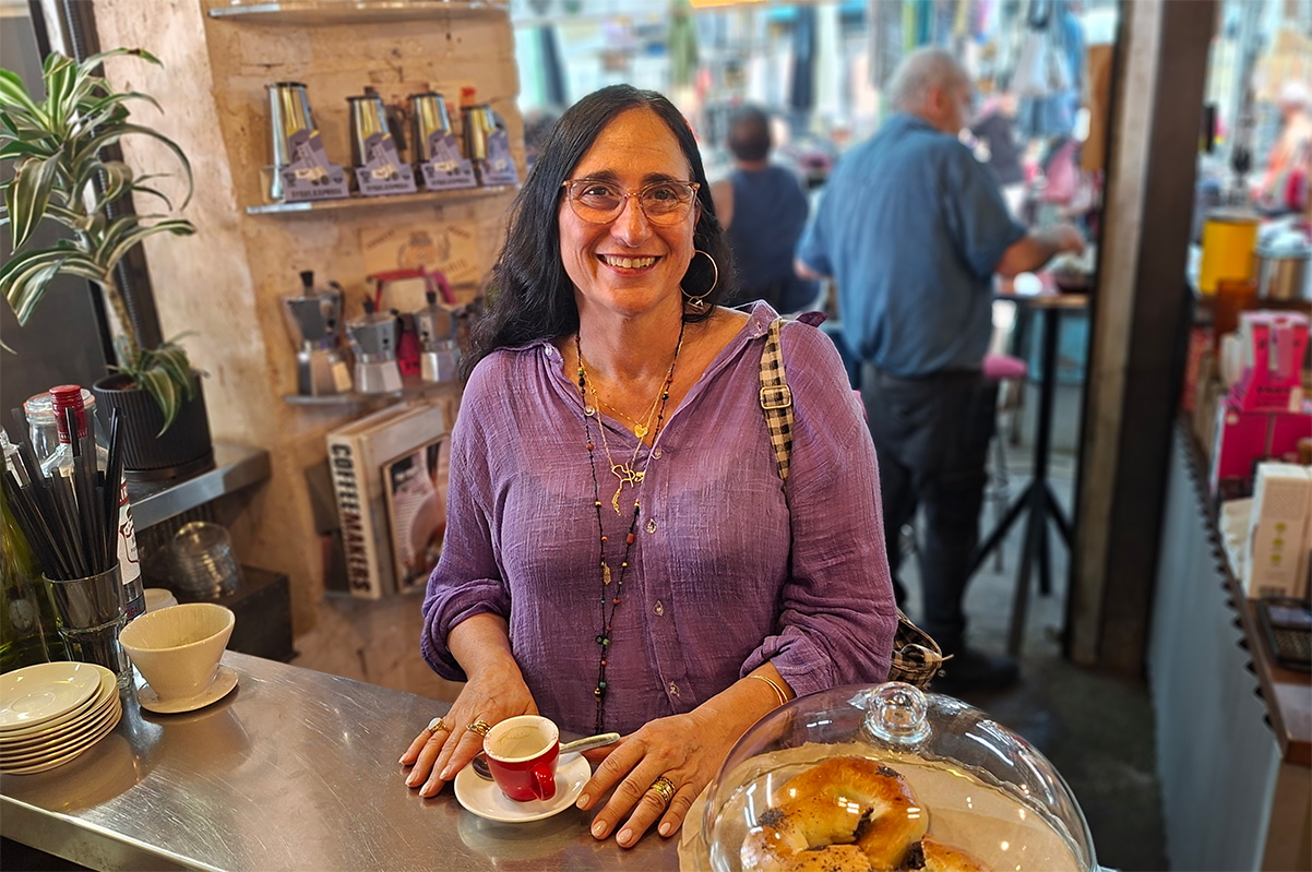"נשארתי בתל אביב בגלל הים. ברגע שאני נכנסת למים, אני מתחילה לשיר מכל הלב" (צילום: איתי שקד)