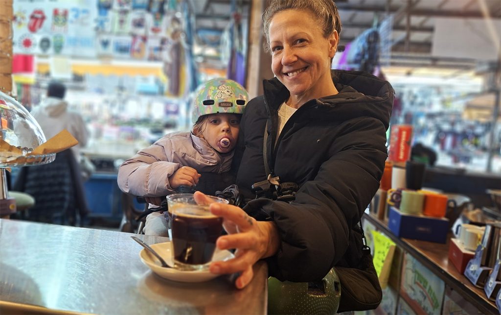 זואי גורן שותה אמריקנו בשוק הכרמל. צילום: איתי שקד