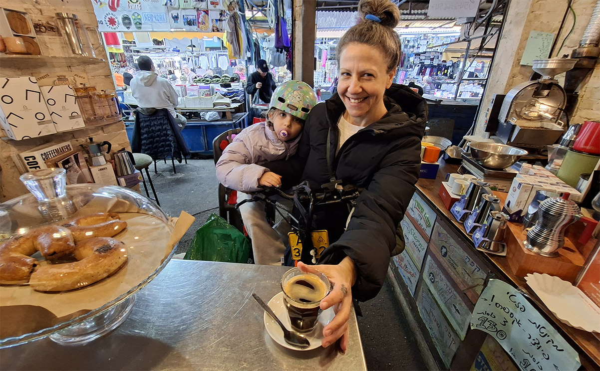 זואי גורן: "העדפות הקפה שלי מגוונות, אבל תמיד בכוס זכוכית עם הכפית בפנים". צילום: איתי שקד