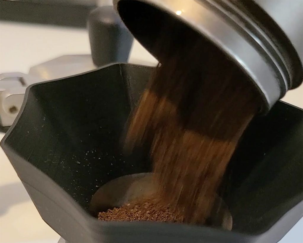 משפך למקינטה - לשמור על השיש נקי מקפה טחון. צילום: מגזין שותים