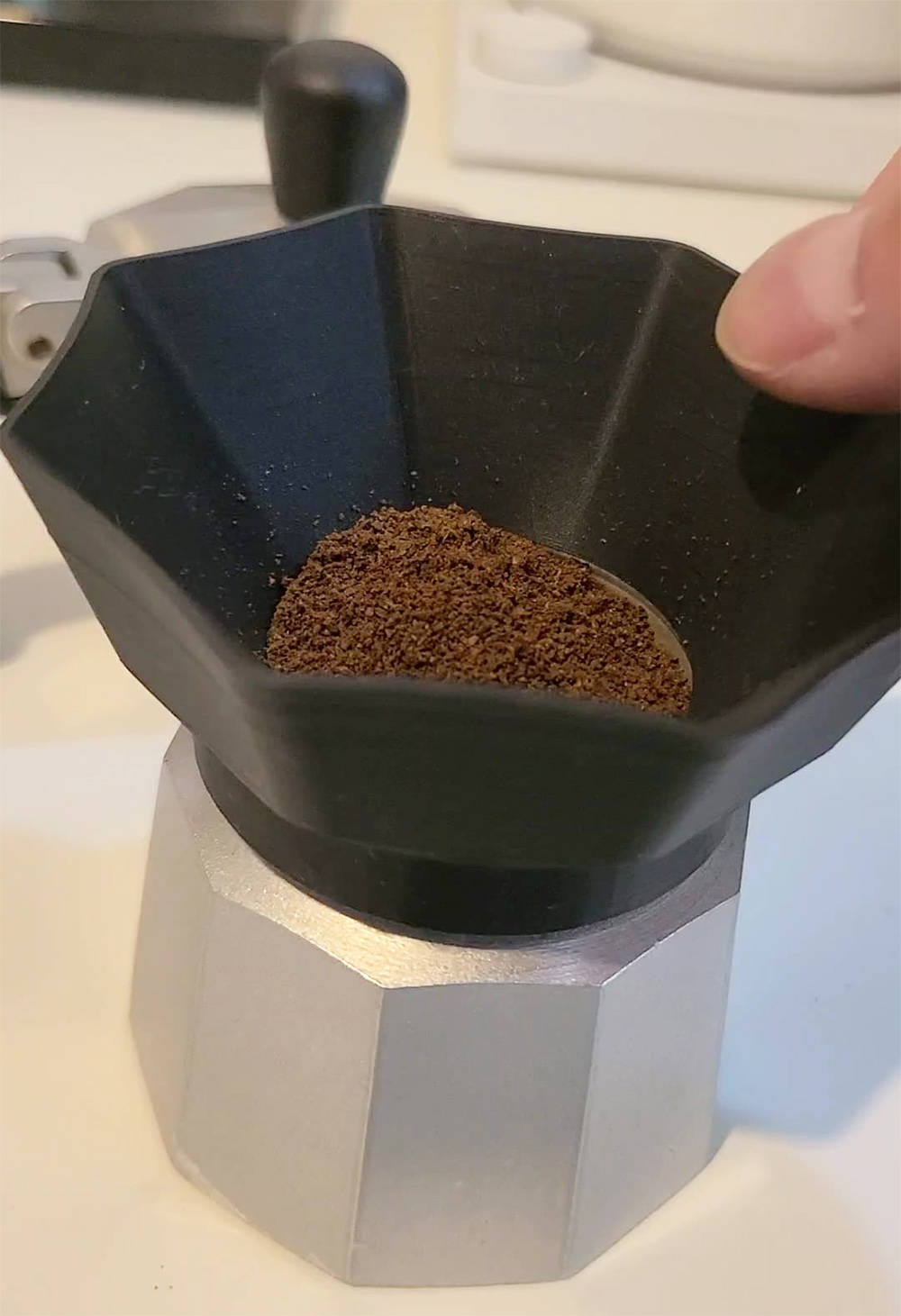 איך להכין קפה במקינטה עם פחות לכלוך, ובלי לפגוע בפלואו של ההכנה. צילום: מגזין שותים