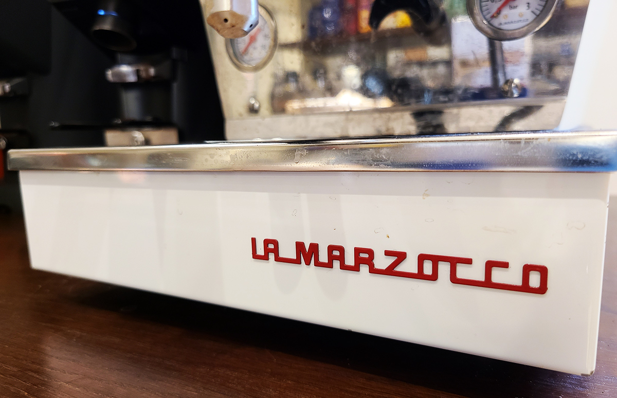לוגו La Marzocco על מכונת אספרסו לינאה מיקרה. צילום: מגזין שותים