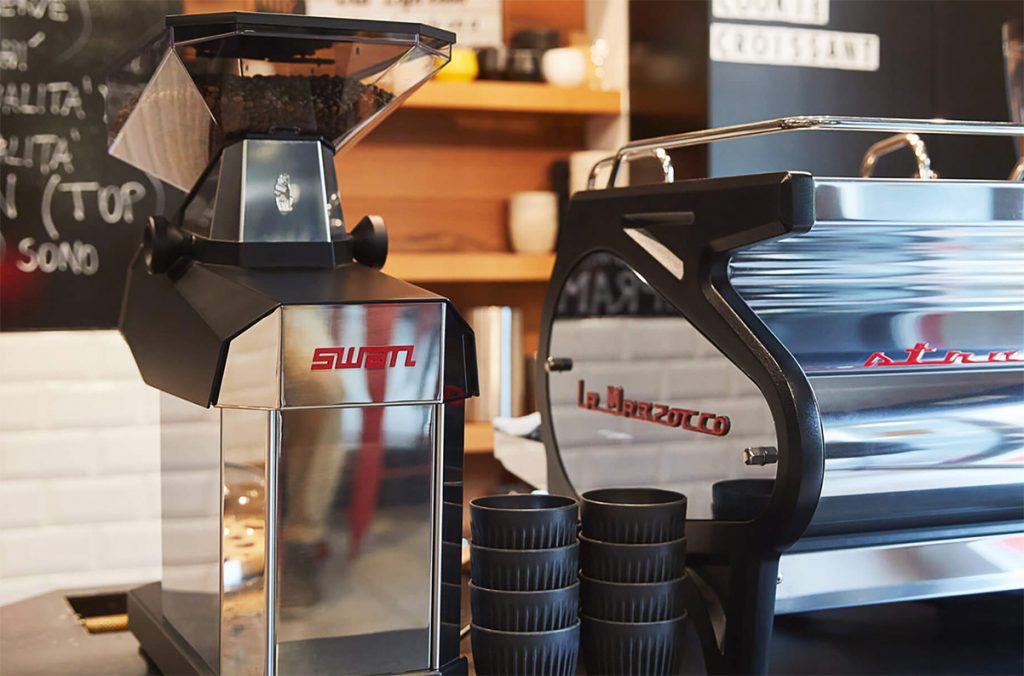 מטחנת קפה לה מרזוקו Swan ליד מכונת אספרסו Strada. צילום: La Marzocco