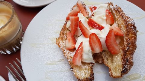 קרואסון במילוי קרם פרש ותותים טריים של לחמנינה