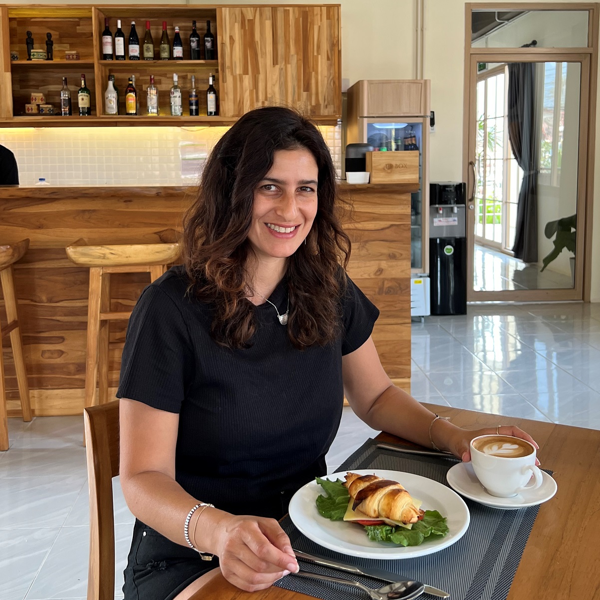 הבלוגרית דיקלה דנינו בבית קפה בלאוס