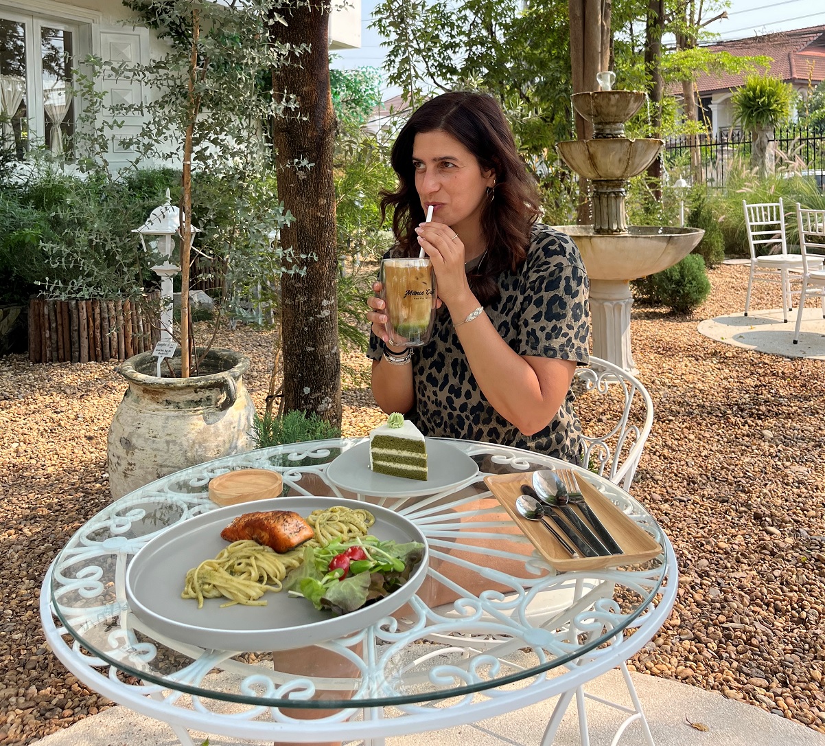 רמה אחת מעל כולם, בית הקפה Aiden's בלאוס. צילום: דיקלה דנינו