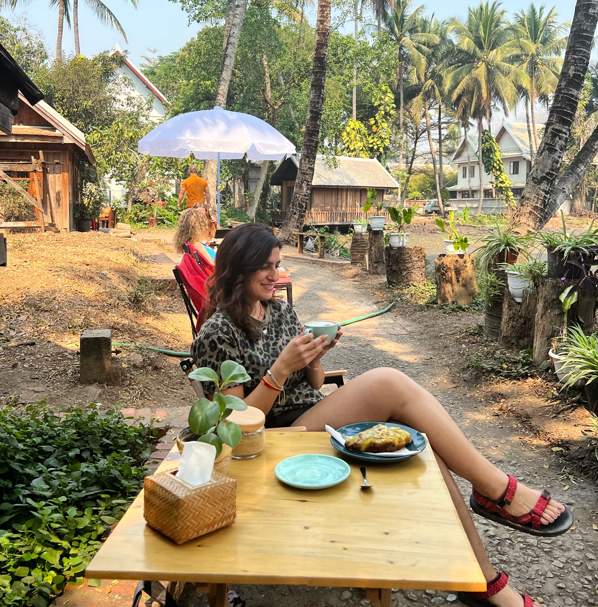 דיקלה דנינו בבית הקפה Coffee Express בלאוס