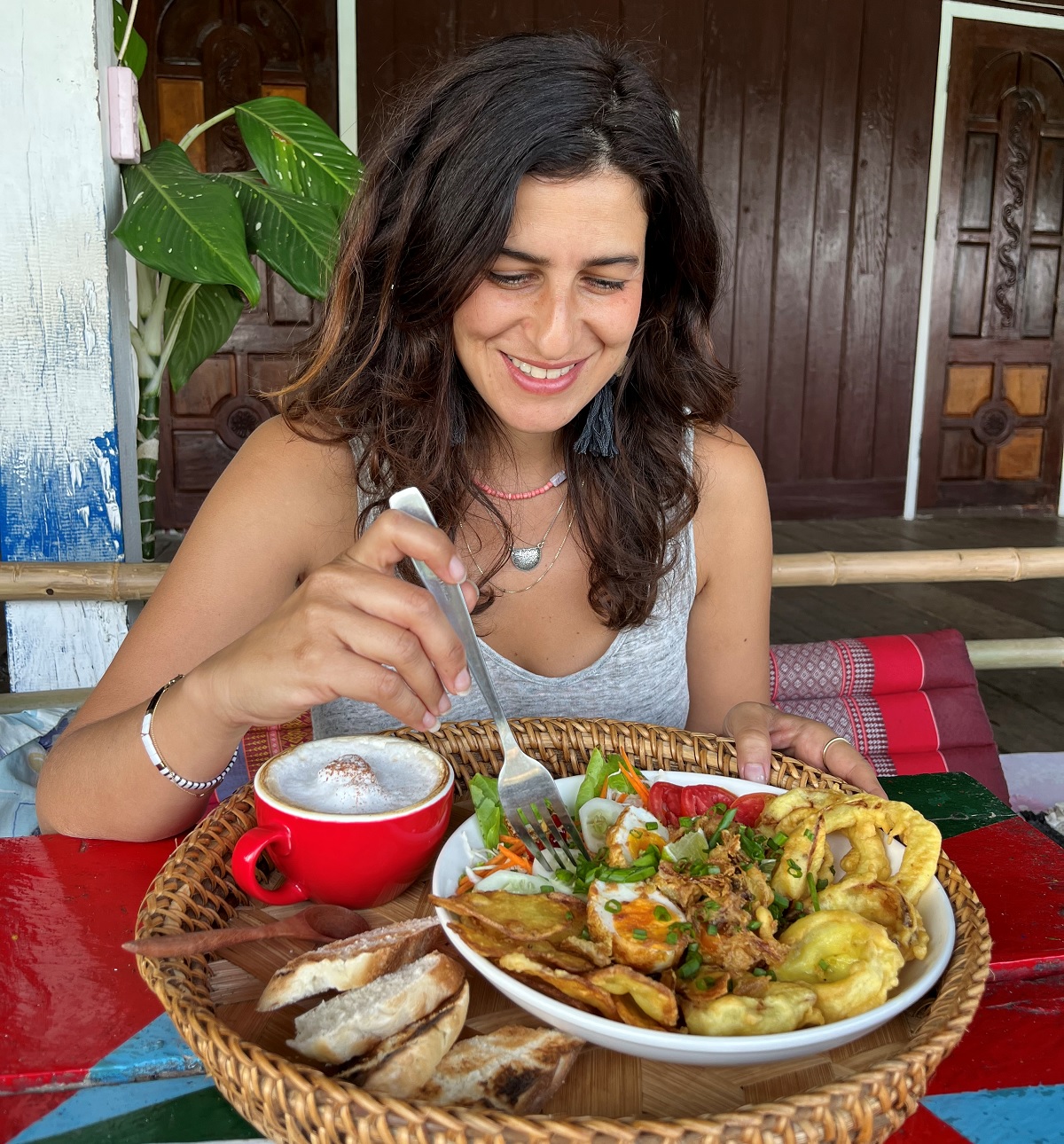 הבלוגרית דיקלה דנינו ב-Mama Tanon, בית קפה אהוב על תיירים ישראלים