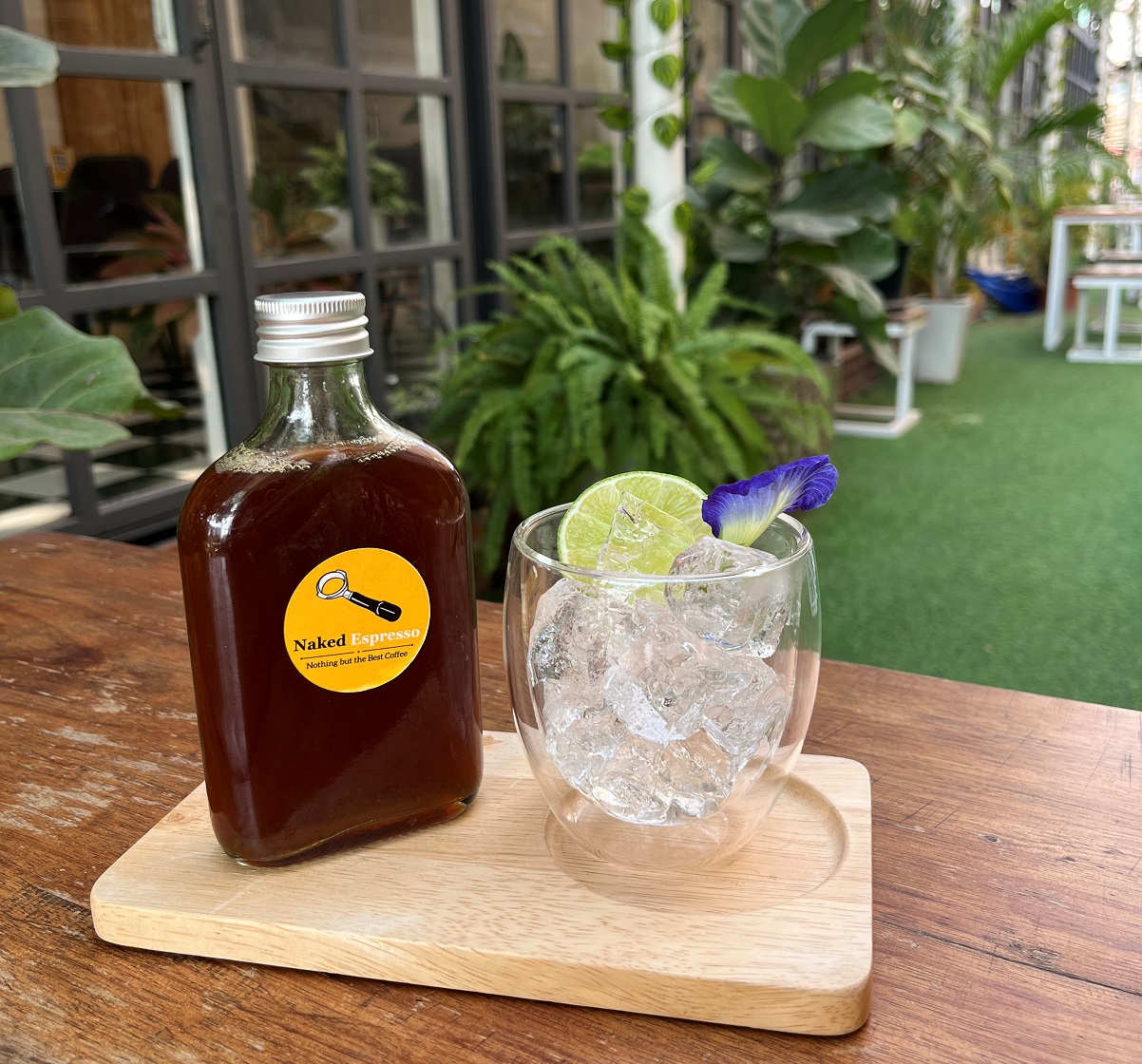 קפה קולד ברו עם לימון ודבש, Naked Espresso Botanica. צילום: דיקלה דנינו