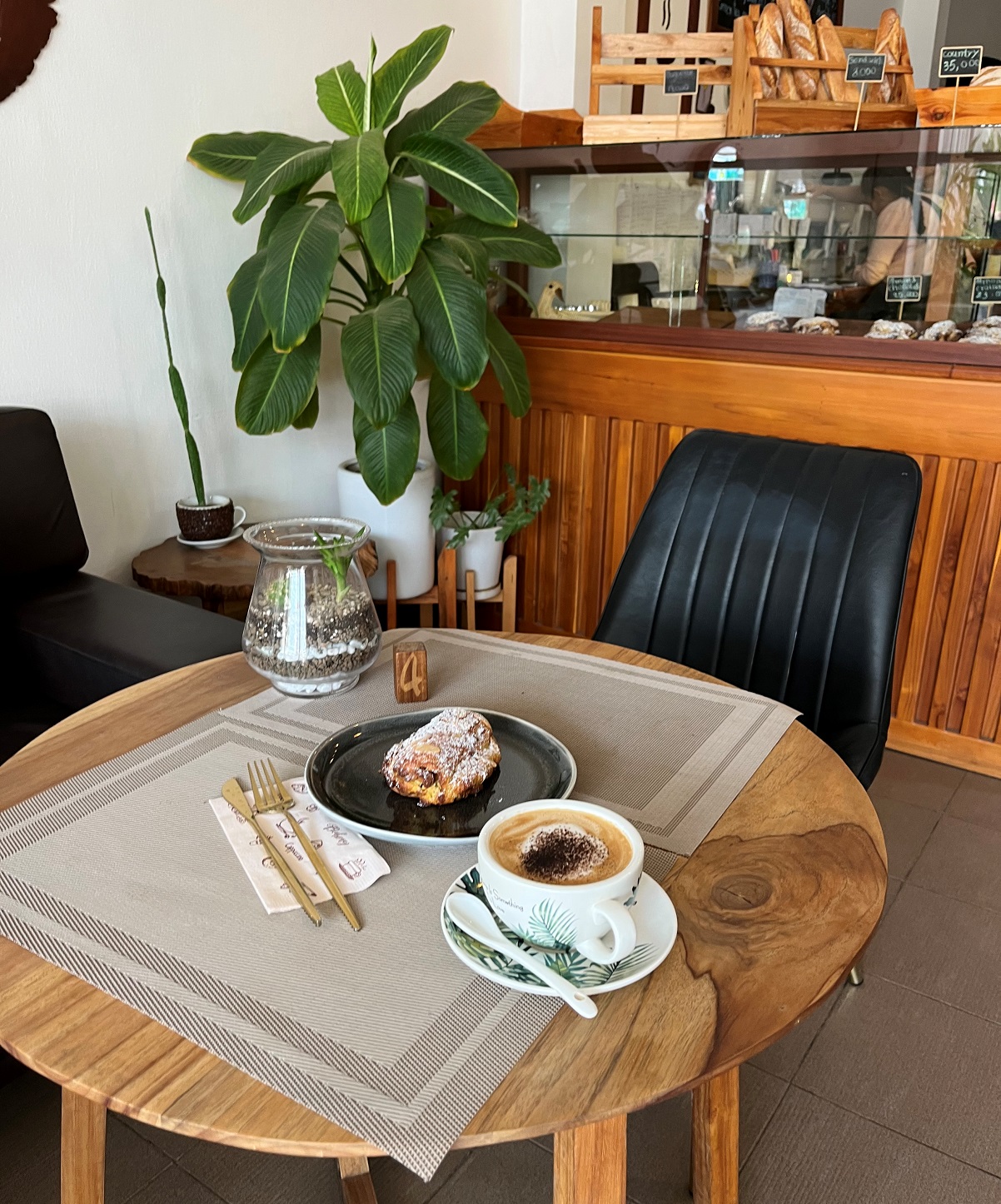 קרואסון שקדים צרפתי אלוהי, Tango Bakery בלאוס. צילום: דיקלה דנינו