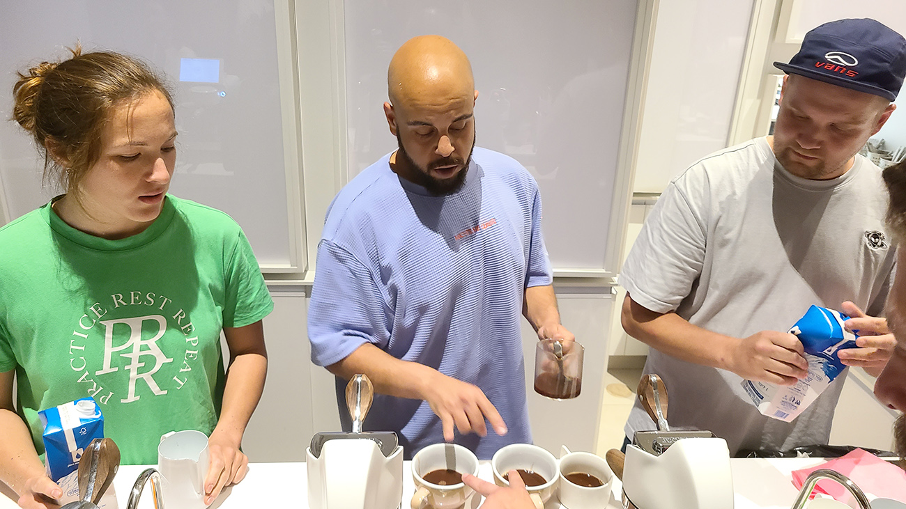 הבריסטה עומרי מסביר למתחרים איזה ציורים לצייר. צילום: מגזין שותים