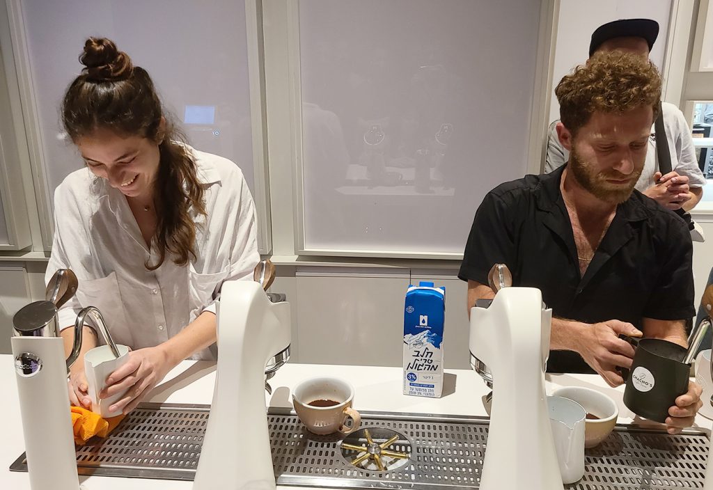 הבריסטות יונתן ושרית בתחרות לאטה ארט ב-HOC פלורנטין. צילום: מגזין שותים